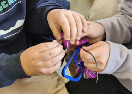 Trabalho colaborativo, fazendo chincalho, Reciclanda 2025